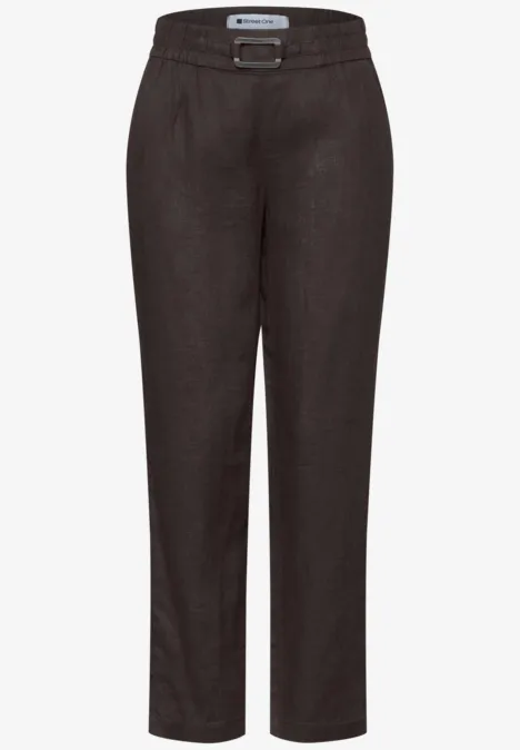 Dunkelbraune Leinenhose mit hohem, elastischem Bund, Gürtel, seitlichen Taschen und schmal zulaufenden Beinen.